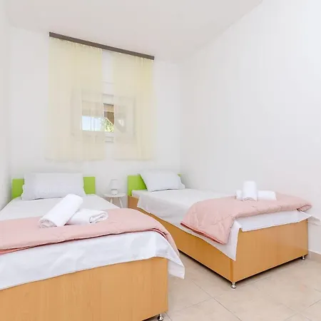 Apartment Lorena Okrug Gornji