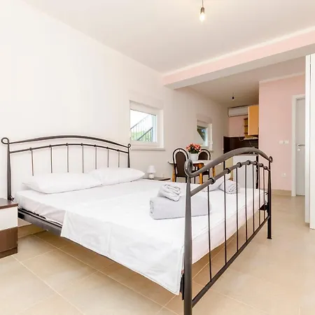 Apartment Lorena Okrug Gornji